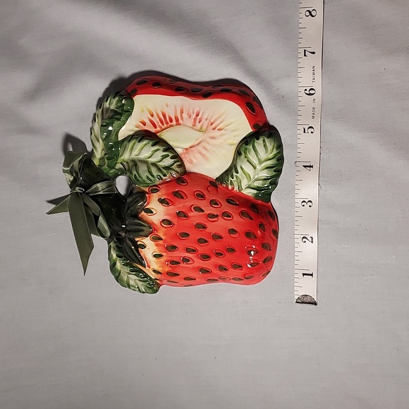 Strawberry Design Hanging Wall Decorations Heart Plates and Large Strawberry - Picture 7 of 9